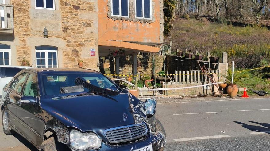 Herido leve tras empotrar un Mercedes contra una casa en Anzo