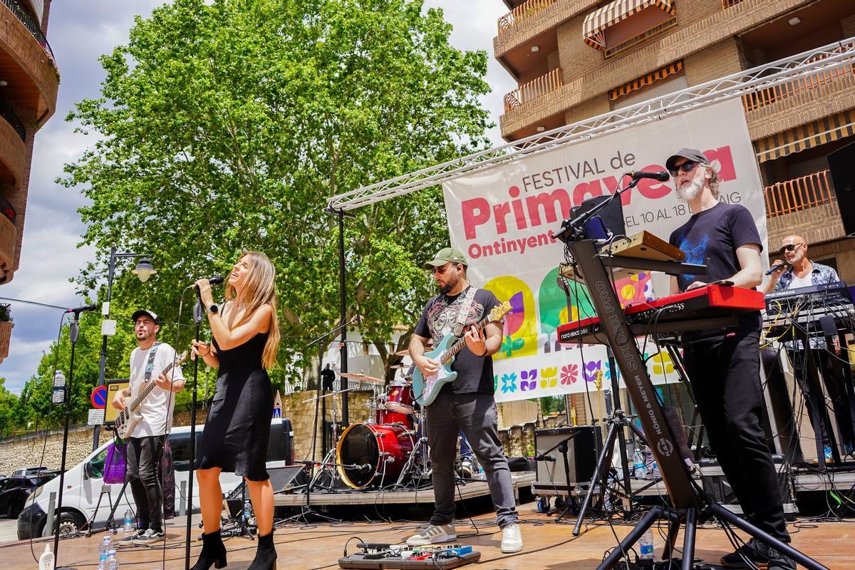 Actuación del grupo Los Indi.Os en el Festivalet de Ontinyent.