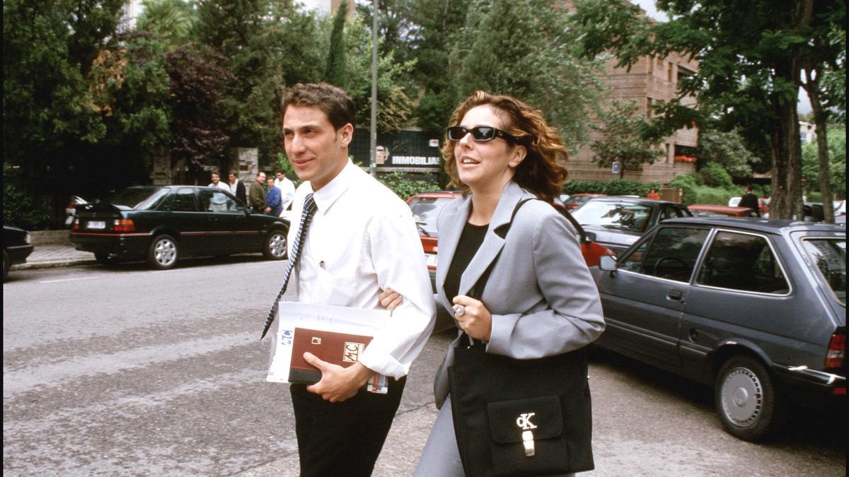 Rocío Carrasco y Antonio David pasean por Madrid en una foto de 1990