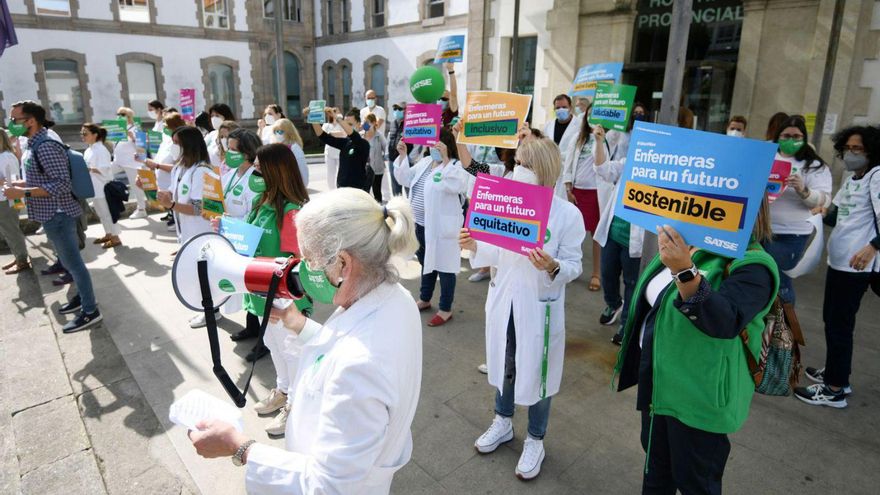 Una concentración de enfermeras ante el Hospital Provincial de Pontevedra.  // GUSTAVO SANTOS