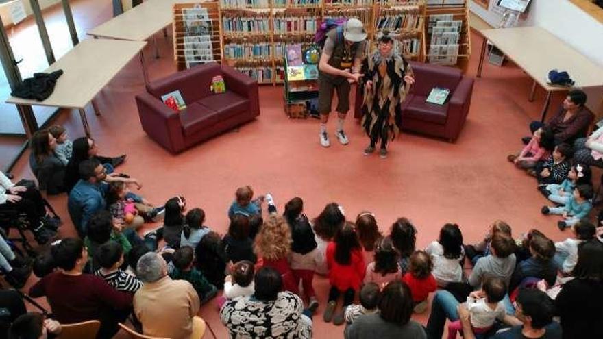 Curuxa Catuxa, ayer, en su presentación en la biblioteca de Sada.