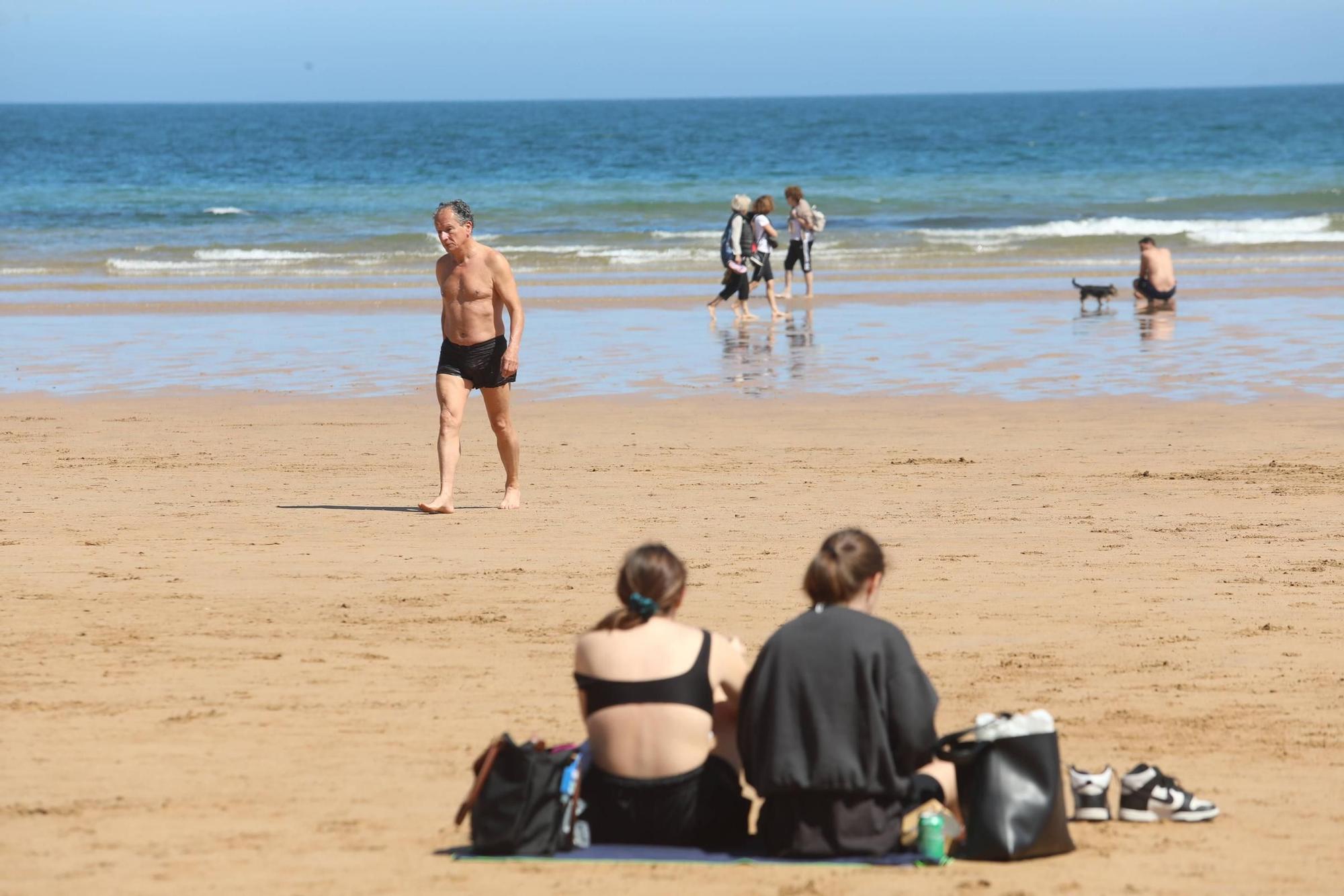 Gijón disfruta de "un día de playa" (en imágenes)