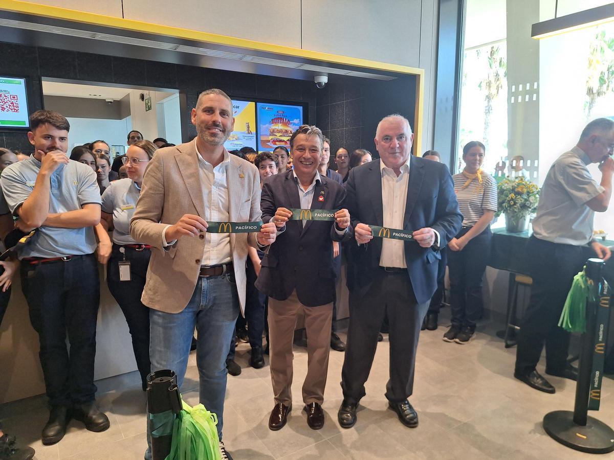 De izquierda a derecha, Víctor Fernández, Consultant Field Operations de McDonalds; Juan Gutiérrez, empresario y franquiciado de este restaurante McDonald's, y Manuel Marmolejo, Vicepresidente segundo de la Diputación de Málaga
