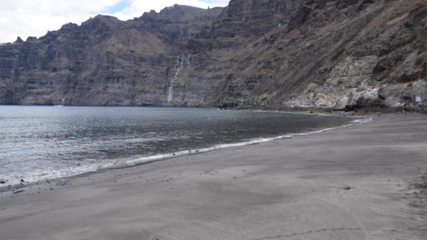 La playa Los Guíos, en Los Gigantes, presenta un aspecto renovado y refleja la reposición de arena realizada por el consistorio.