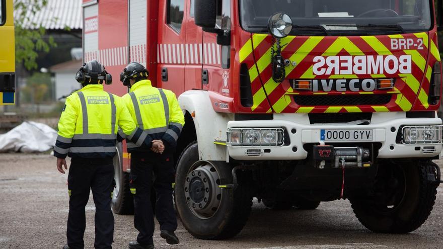 Alarma por el incendio de un vehículo en un aparcamiento en Ibiza