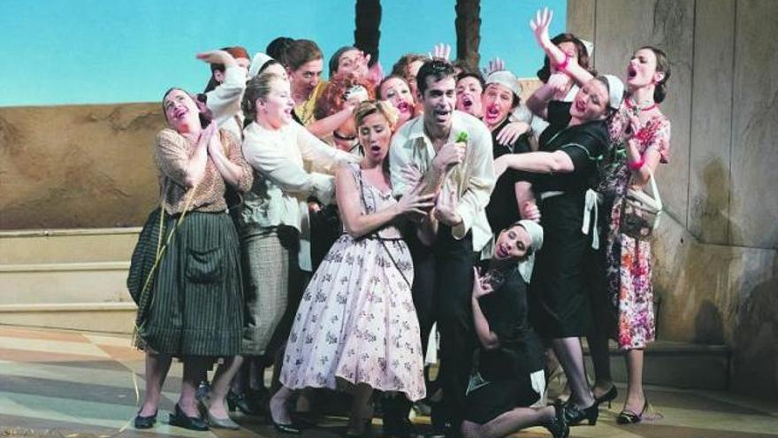 Nemorino, en el centro (interpretado por el tenor Ismael Jordi), trata de librarse de Giannetta (Marta Ubieta, a su derecha) y de las mujeres del Coro de la Ópera.