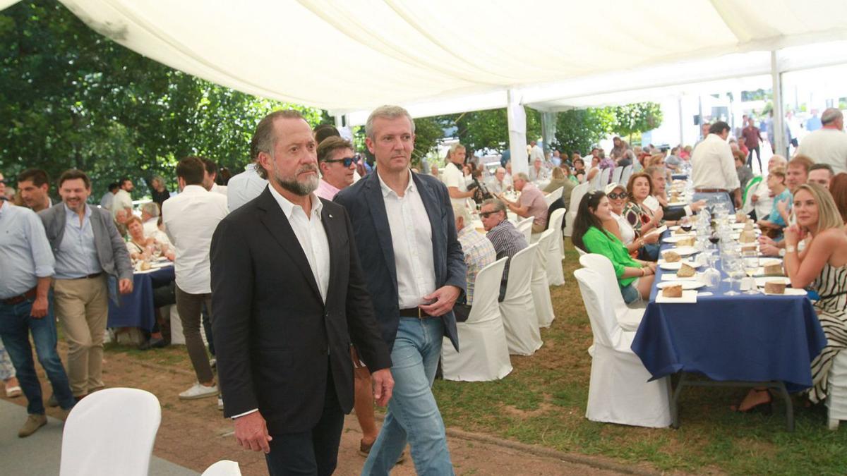 Juan Carlos Escotet y Alfonso Rueda, ayer, en O Carballiño. |  // IÑAKI OSORIO
