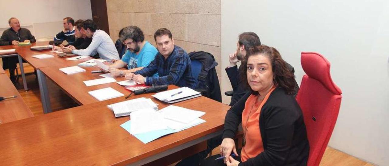 La edil de Personal, Flora Moure, y representantes sindicales, en una de las reuniones de la mesa de negociación. // Iñaki Osorio