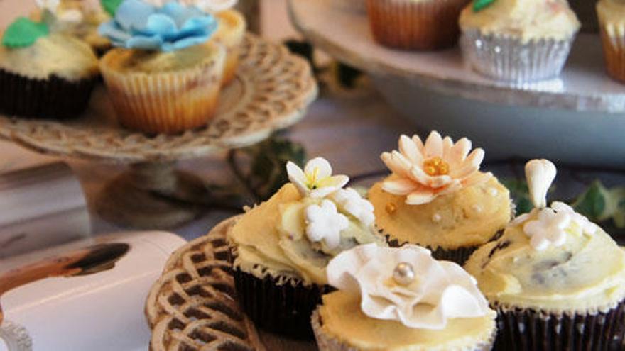 Aparador con cupcakes de distintos sabores