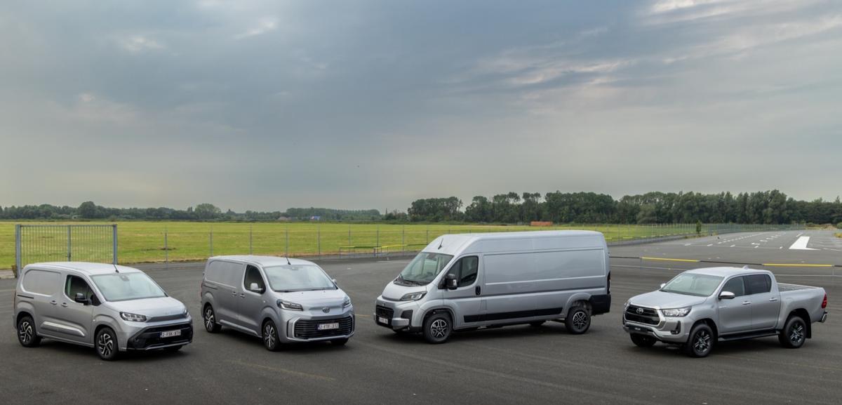 De izquierda a derecha, los modelos Proace City, Proace, Proace Max e Hilux.