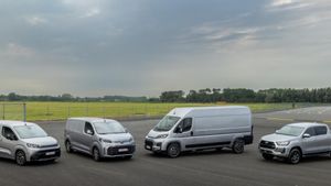 De izquierda a derecha, los modelos Proace City, Proace, Proace Max e Hilux.