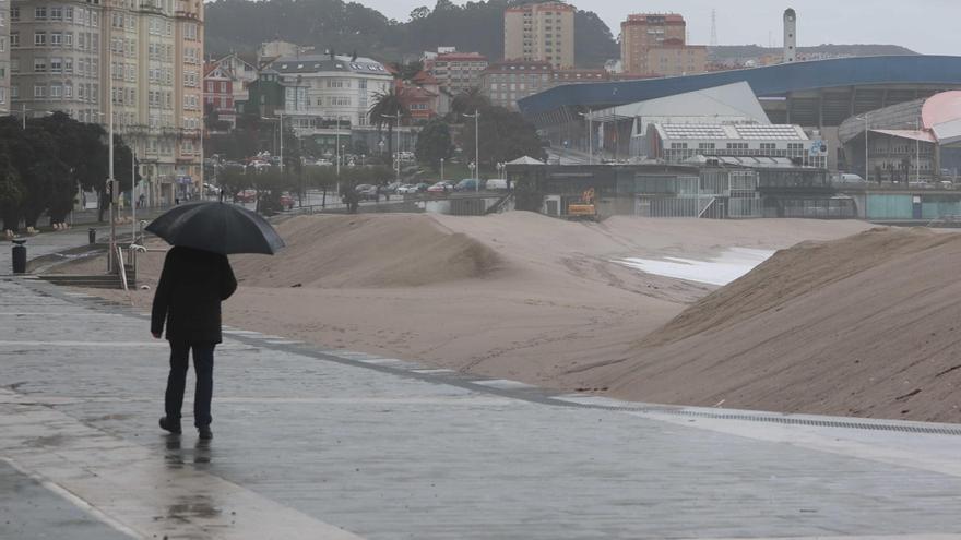 La duna erosionada, una palmera arrancada y tres aterrizajes desviados por el temporal en A Coruña