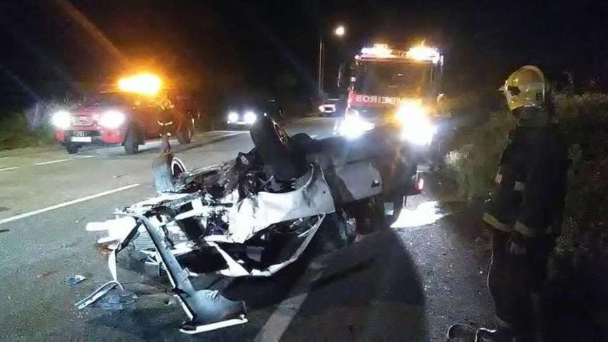 El coche quedó completamente destrozado tras el accidente. // Emerxencias Sanxenxo