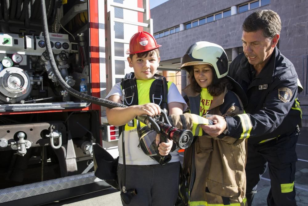 Los bomberos de Oviedo en el colegio Novo Mier