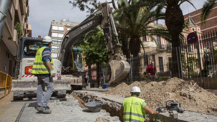 Operarios trabajando en la rehabilitación de la ciudad.