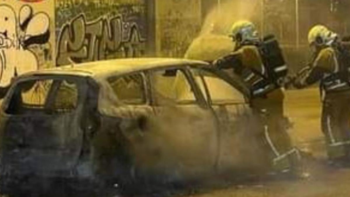 Los Bombers de Palma sofocan, ayer, un incendio en un coche.