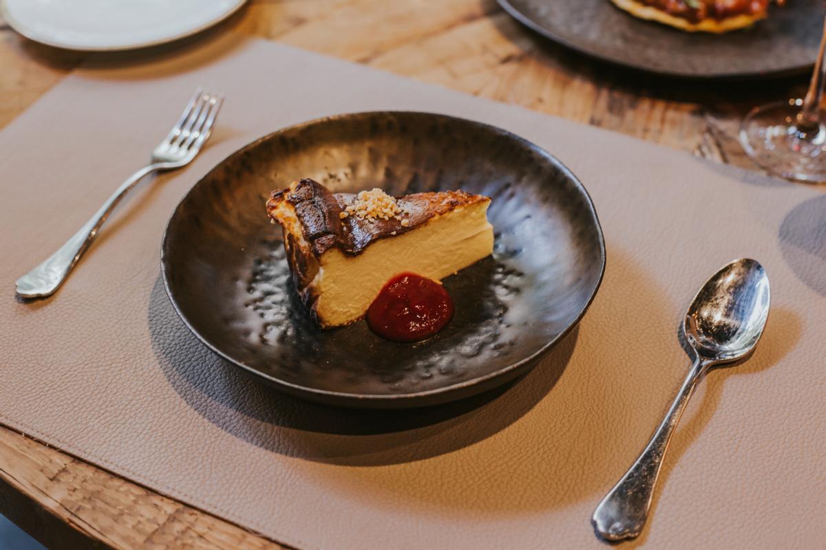 Tarta de queso con coulis de frutos rojos