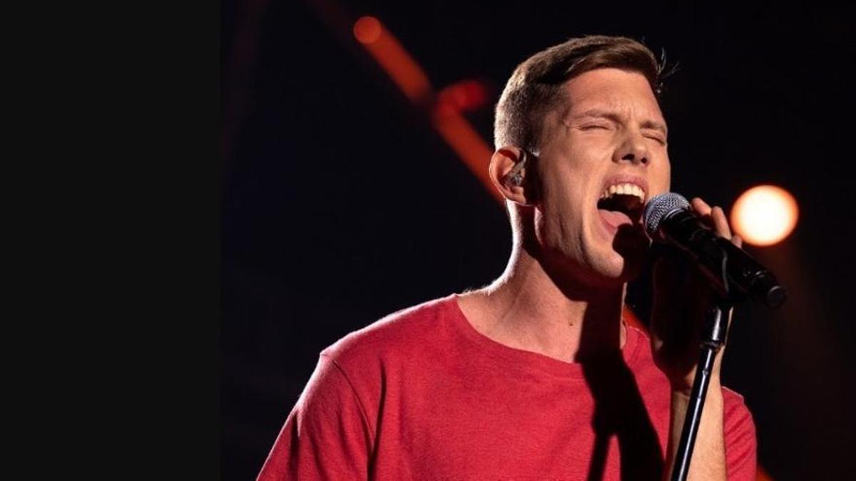 Fredrik Strand cantant al programa Idol de TV4