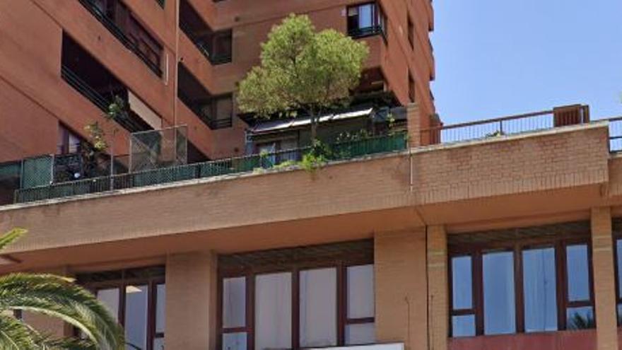 Rescatan a tres ancianos en un incendio de una vivienda en València