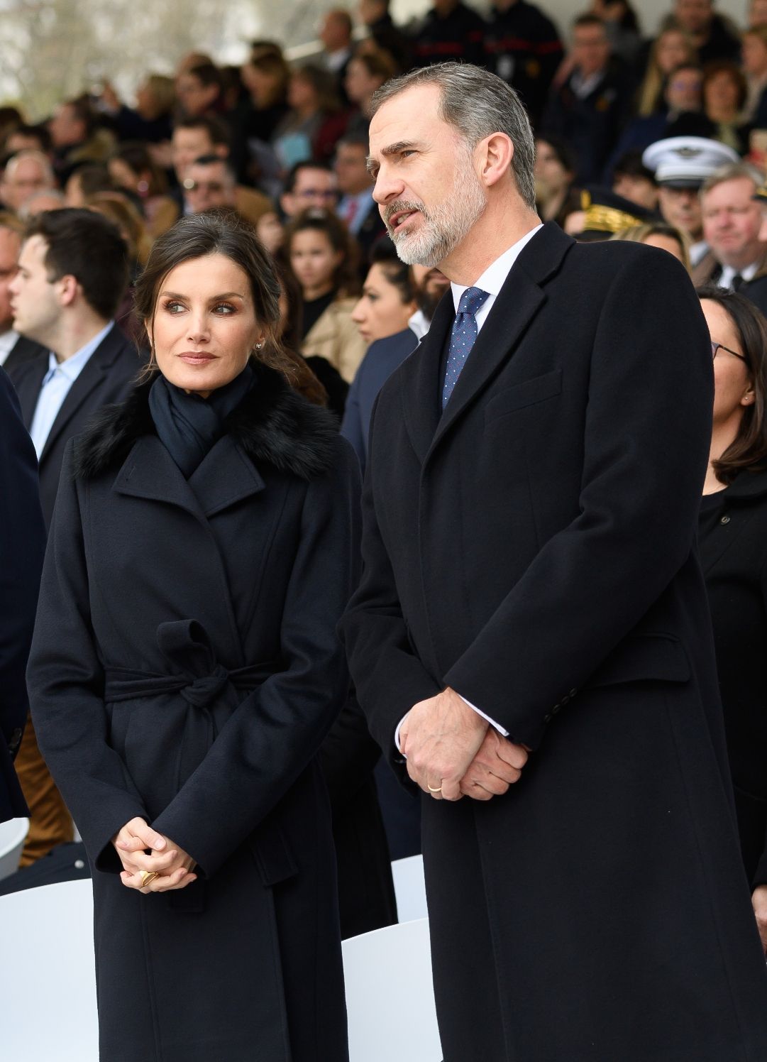 La Reina Letizia con abrigo oscuro con lazada