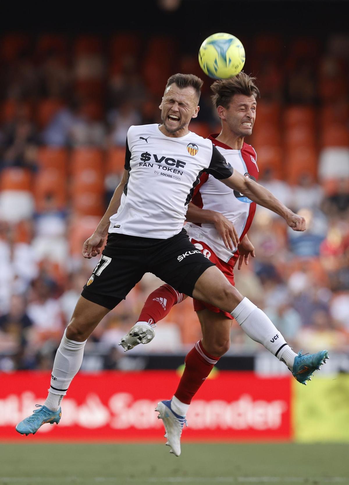 VALENCIA, 21/05/2022.- El delantero ruso del Valencia Cheryshev (i) y el defensa del Celta Kevin Vázquez luchan por el balón durante el partido de Liga que disputan en el estadio Mestalla de Valencia. EFE/ Kai Forsterling