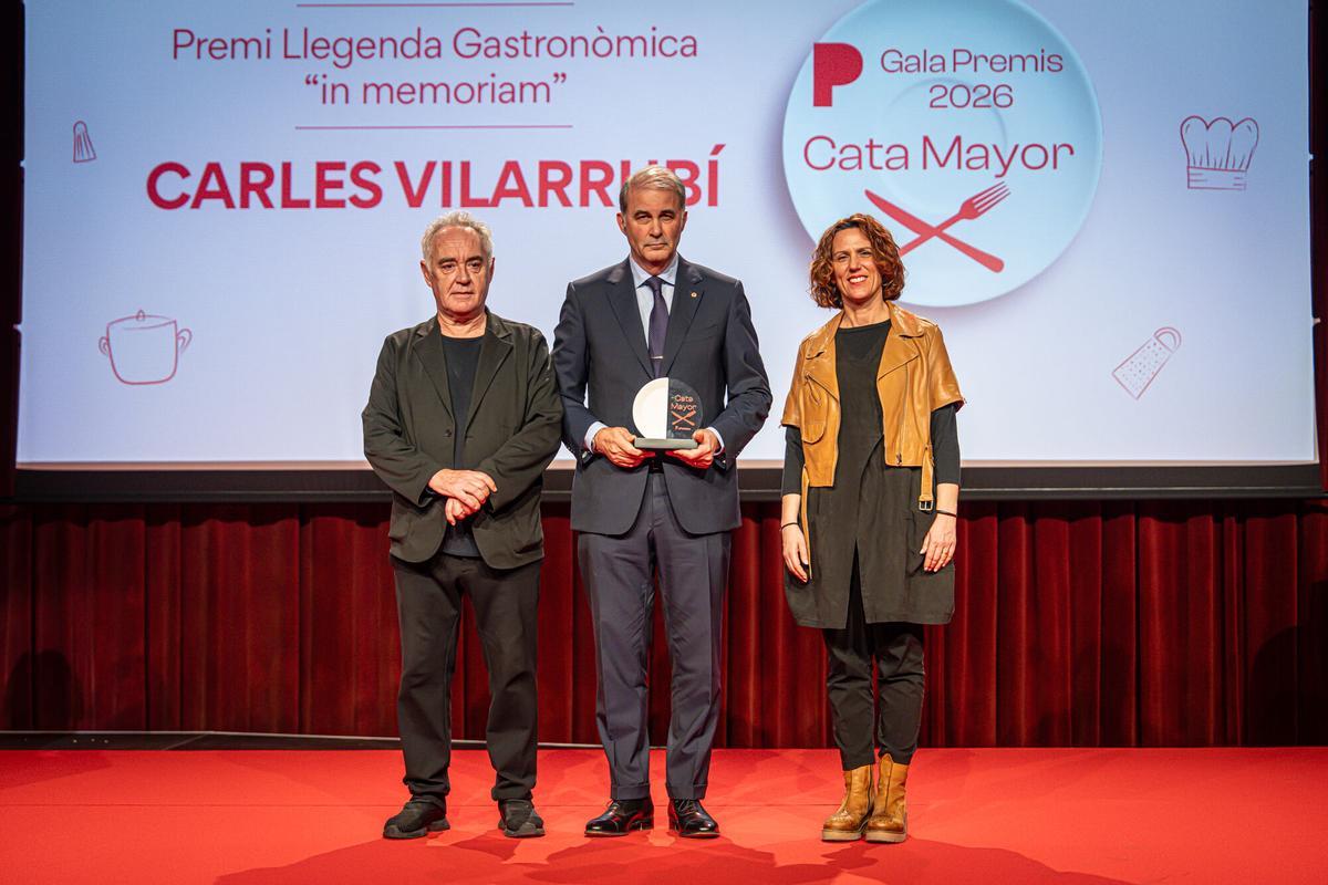 Entrega del premio leyenda Gastronòmica "in memoriam", para Carles Vilarrubí. En la foto, Ferran Adrià, Joan Font, Presidente de la academia Catalana de Gastronomía y Nutrición; y Mabel Mas, directora General de El Periódico