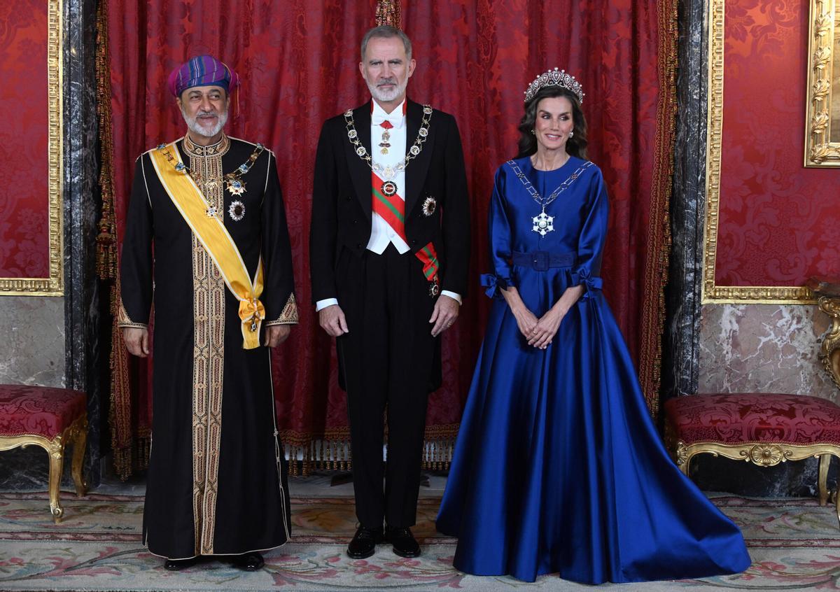 Felipe y Letizia, junto al Sultán de Omán, Haitham Bin Tarik, este martes, durante la cena de gala ofrecida en su honor ofrecida en el Palacio Real.