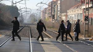 Adif instal·larà passarel·les aèries als passos a nivell de Montcada