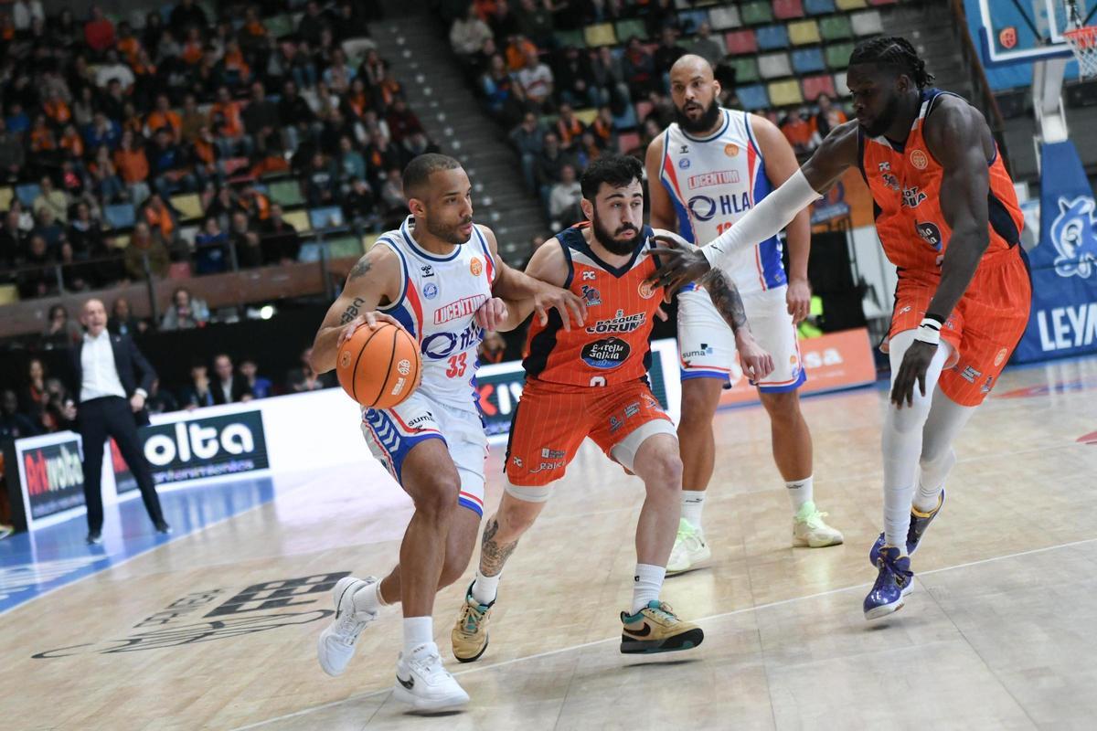 Mike Torres dribla durante el partido frente a Leyma Coruña.