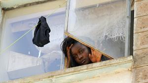 Una estudiant mira a través d’una finestra a la residència de dones del campus de Kikuiu, a Nairobi.