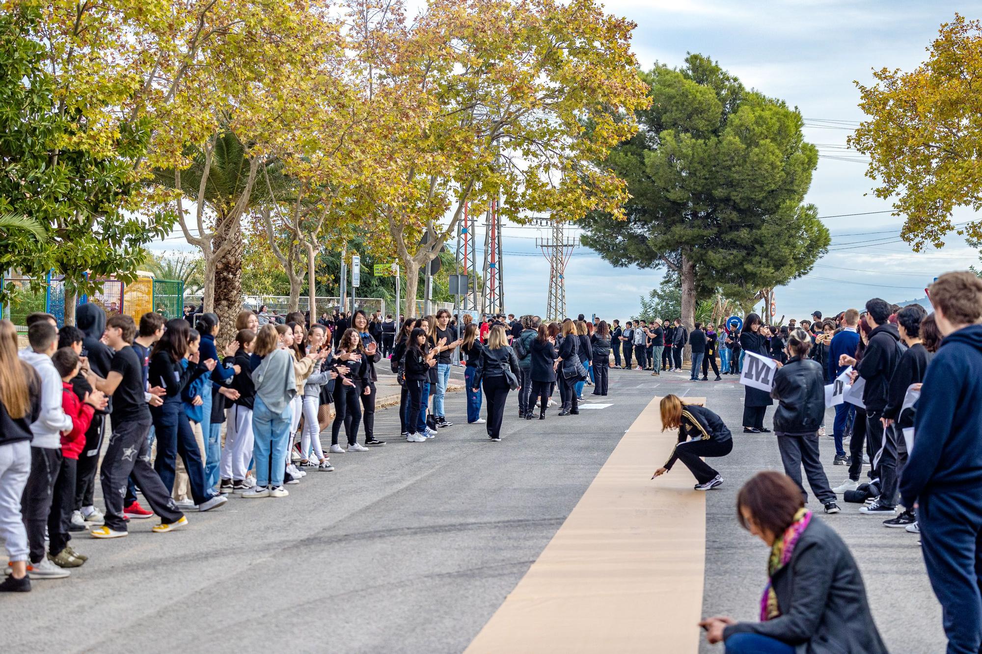 Alumnos de los institutos de Benidorm forman una "Cadena Humana" en la zona escolar del Salt de l'Aigua contra la violencia de género