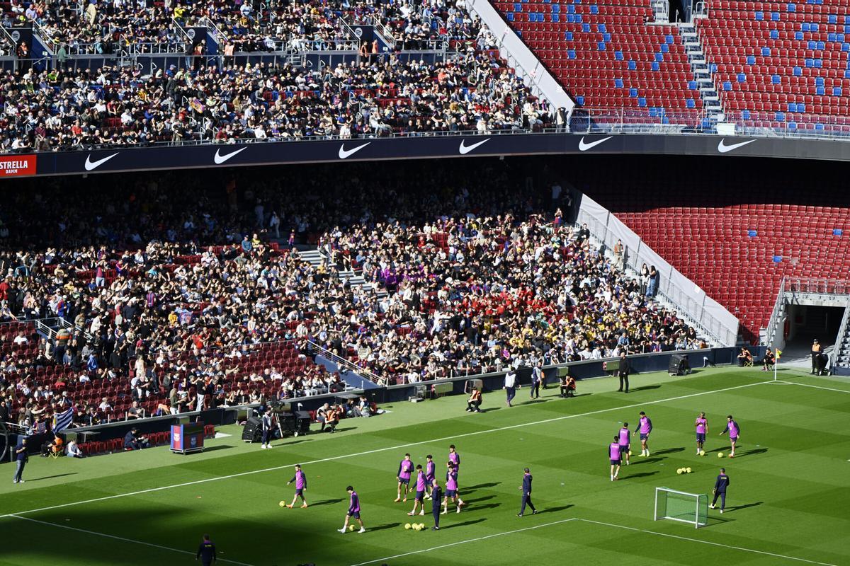 Barcelona. 07.11.2025.  Deportes.  Entrenamiento de los jugadores del Barça en el Spotify Camp Nou en el primer test con asistencia de público en el estadio. Fotografía de Jordi Cotrina