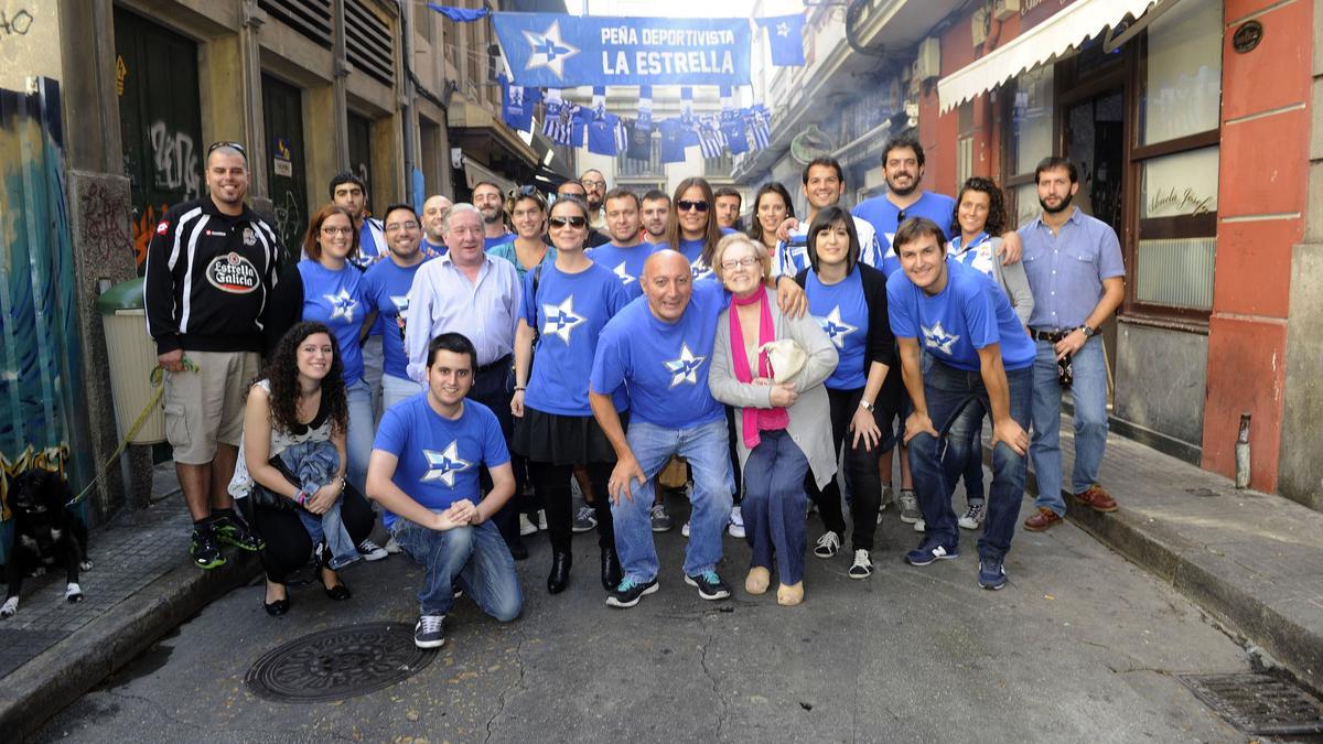 Jose Varela, en el centro agachado, con el resto de componentes de la Peña La Estrella