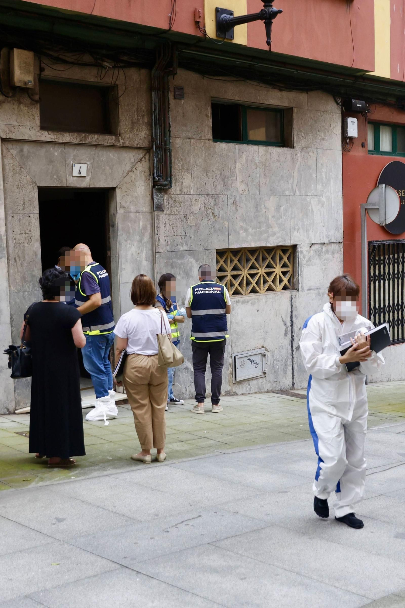 EN IMÁGENES: Hallan el cadáver de una mujer en el registro de un piso de Gijón metido en una bolsa de basura