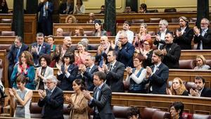 Los diputados de Sumar aplauden la intervención de Yolanda Díaz durante el debate de investidura de Sánchez.