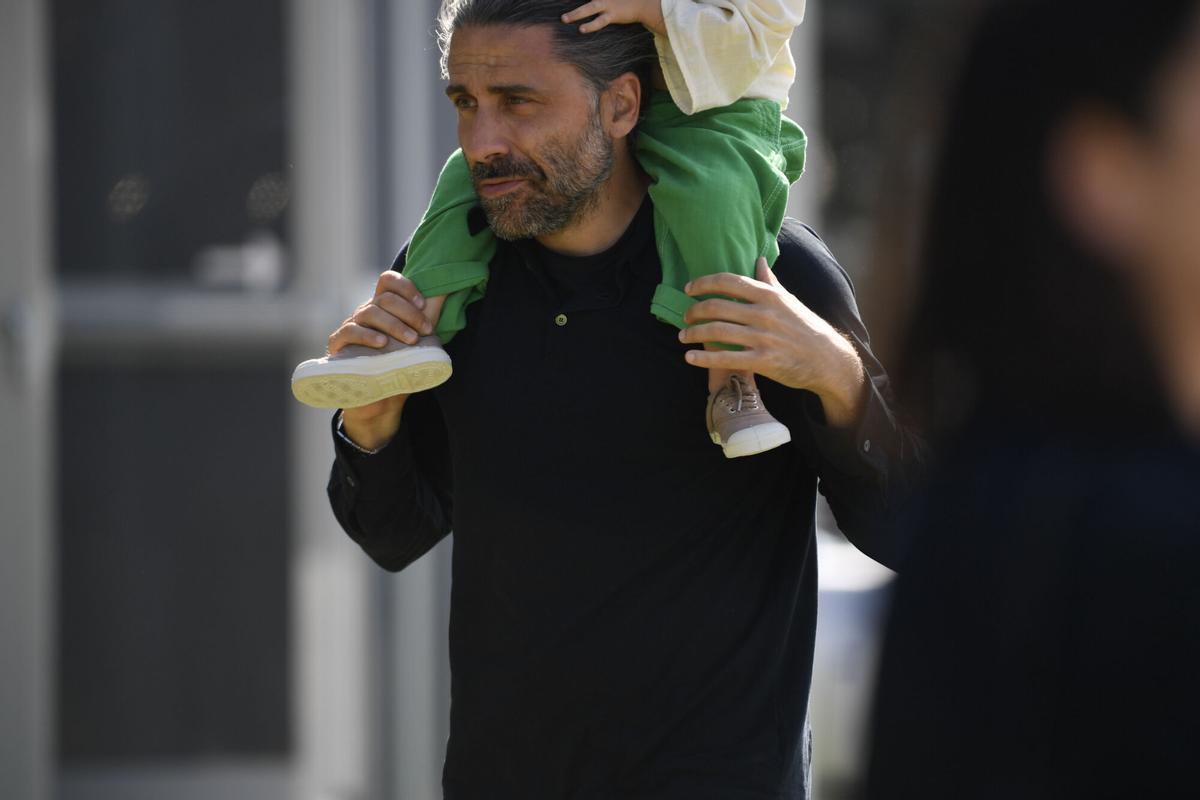 Carlos Torretta con su hijo Manuel a caballito en Casas Novas.