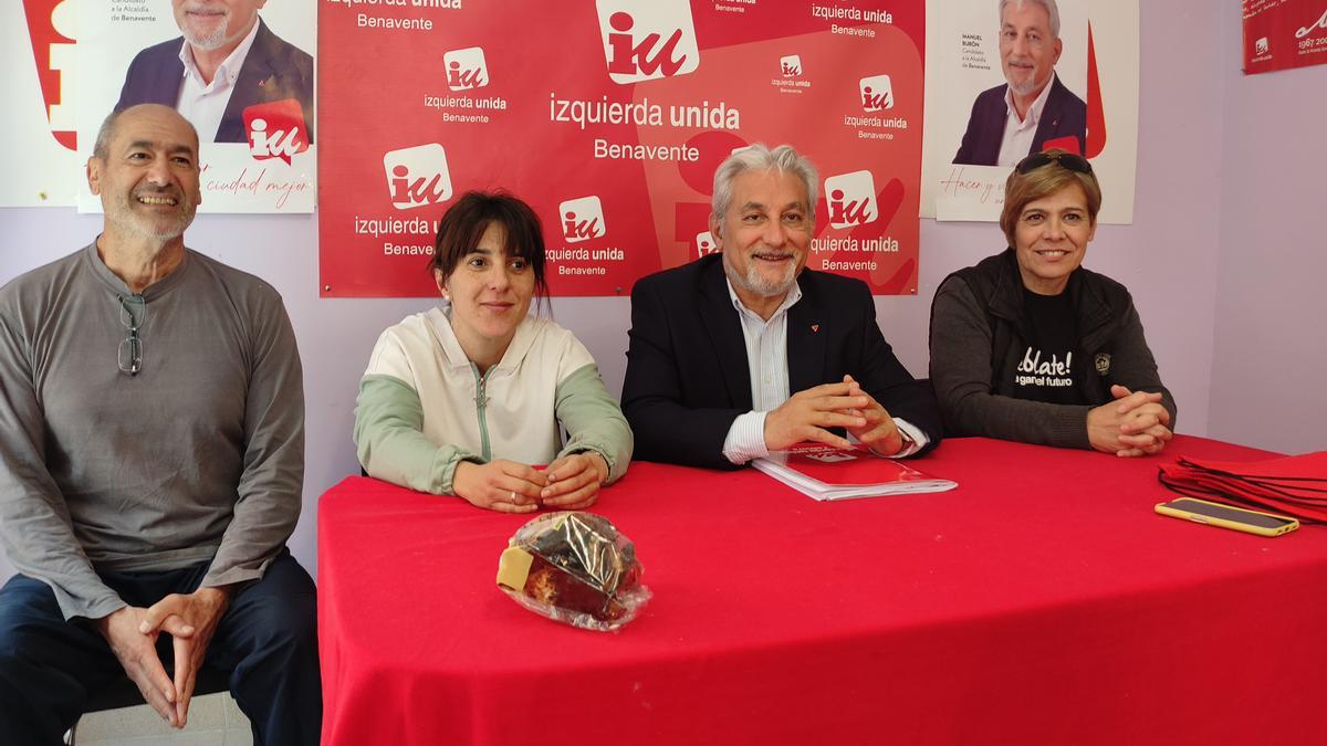 El candidato de IU Benavente (segundo por la derecha) con integrantes de la lista en Benavente. / E. P.