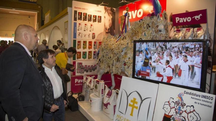 Los bordados lorquinos y los Caballos del Vino brillan en la Feria del Caballo de Sevilla