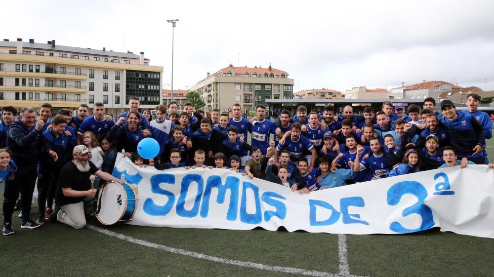 Los jugadores del Porriño celebran su ascenso a Tercera, con manteo a su entrenador Manuel Losada incluido.