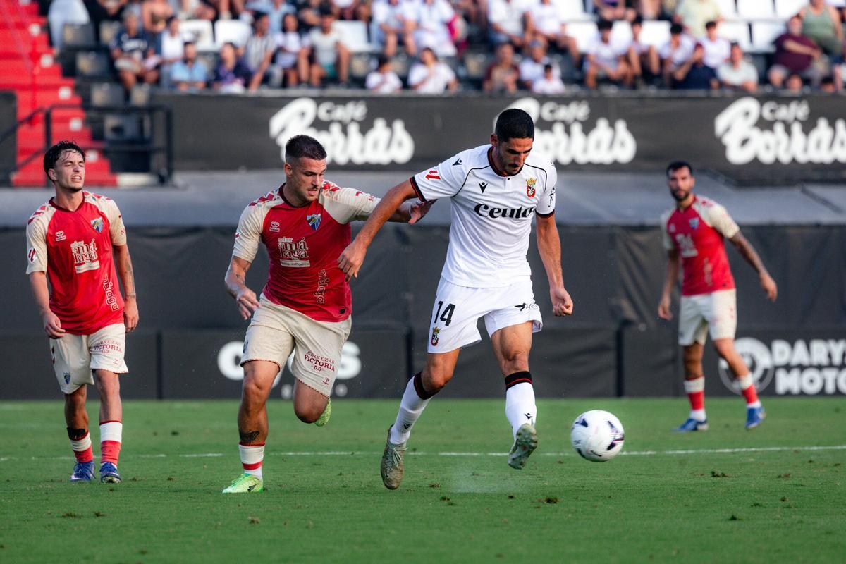 Foto del AD Ceuta 2-1 Málaga CF, cuarto amistoso esta pretemporada, en el que los locales se llevaron el Trofeo ‘Ciudad de Ceuta’. Primera derrota malaguista en esta preparación para la vuelta a Primera.