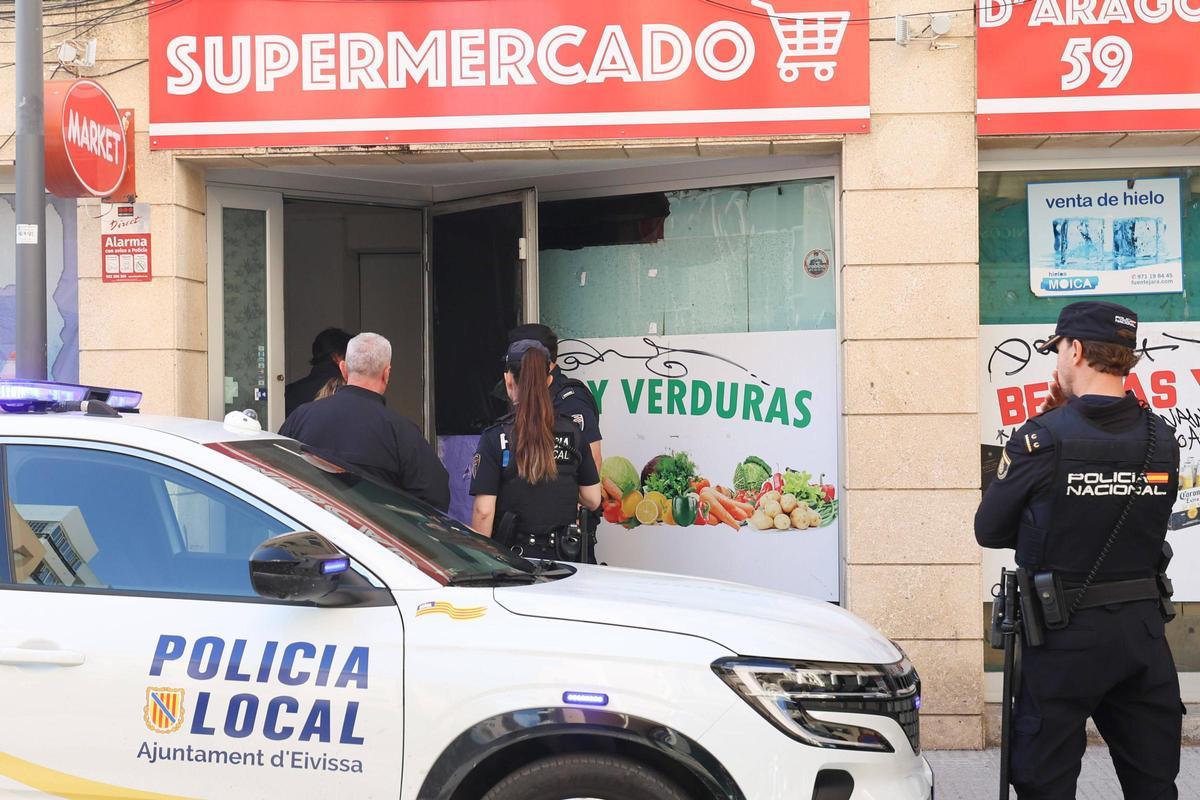 Todas las imágenes del desalojo en el local de Ibiza Todas las imágenes del desalojo en el local de Ibiza