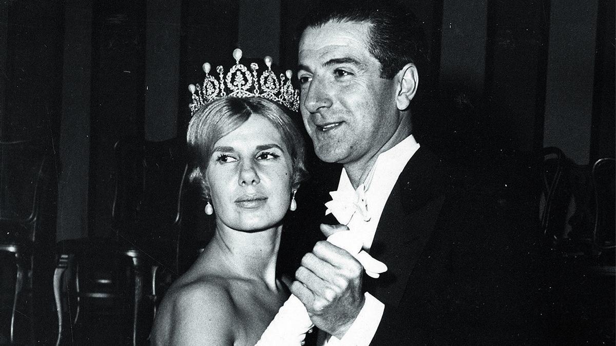 Cayetana Fitz-James Stuart y Luis Martínez de Irujo, XVIII duques de Alba en el Imperial Ball de Nueva York (Anónimo 1959).