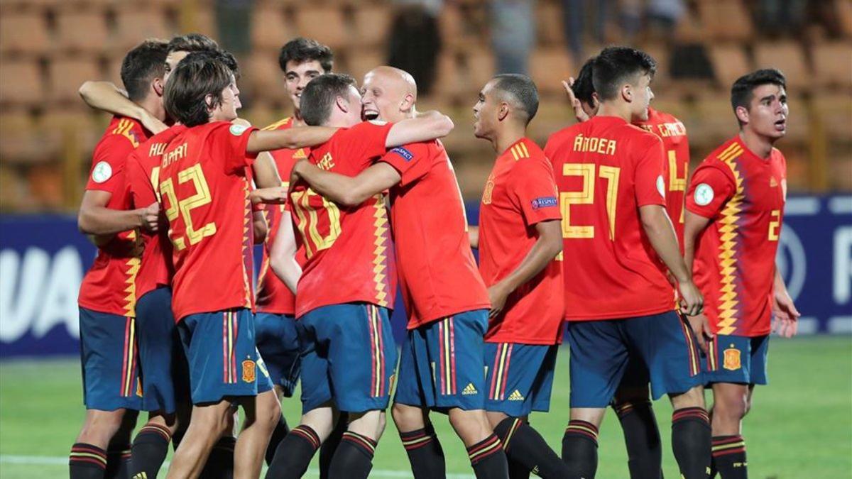 Los jugadores de la sub 19 española celebran el pase a la final del Europeo