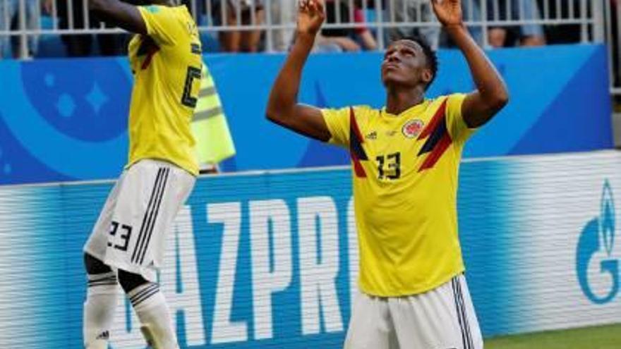 Yerry Mina celebra el seu gol davant de l&#039;altre central, Davinson Sánchez