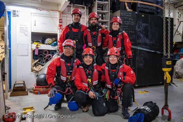 Activistas de Greenpeace se suben a una plataforma petrolífera al norte de Canarias para que deje de perforar