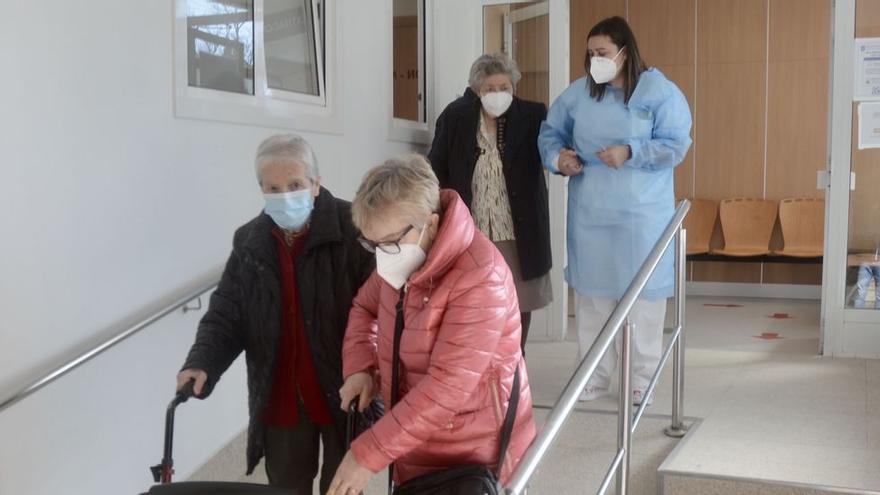 Pacientes abandonan el ambulatorio tras recibir la primera dosis de la vacuna. GUSTAVO SANTOS