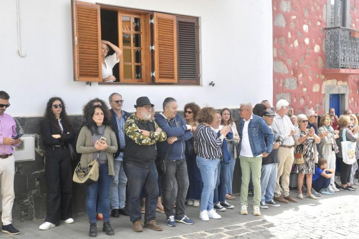 Vecinos y público asistente al acto castrense en Santa Brígida. | | JUAN CASTRO