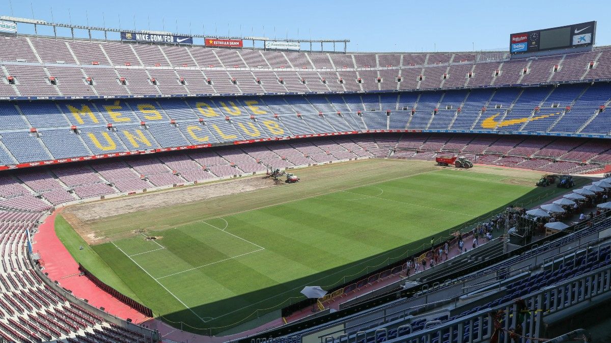 El Camp Nou durante el proceso del cambio de su césped