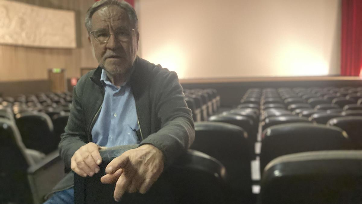 El president de l'Associació d'Amigues i Amics del Cine París, Martí Abella, a la sala de butaques