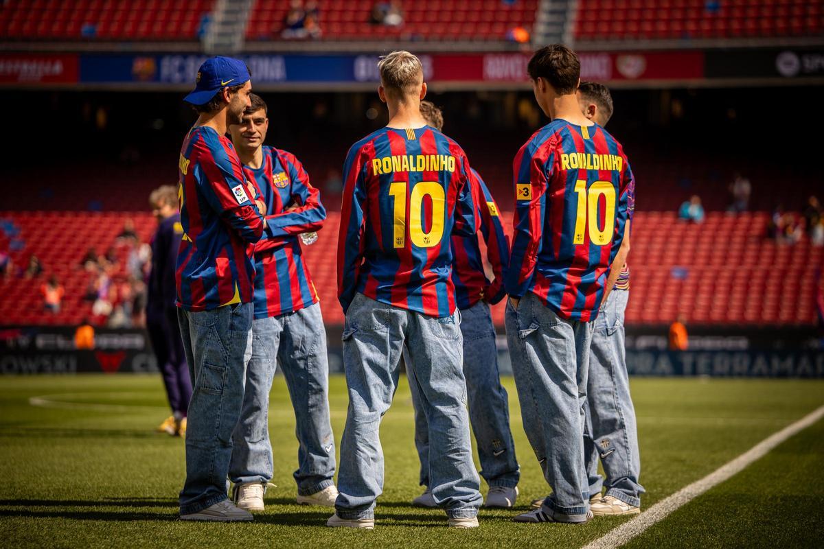 Los jugadores del Barça salen al campo conla nueva camiseta de Ronaldinho